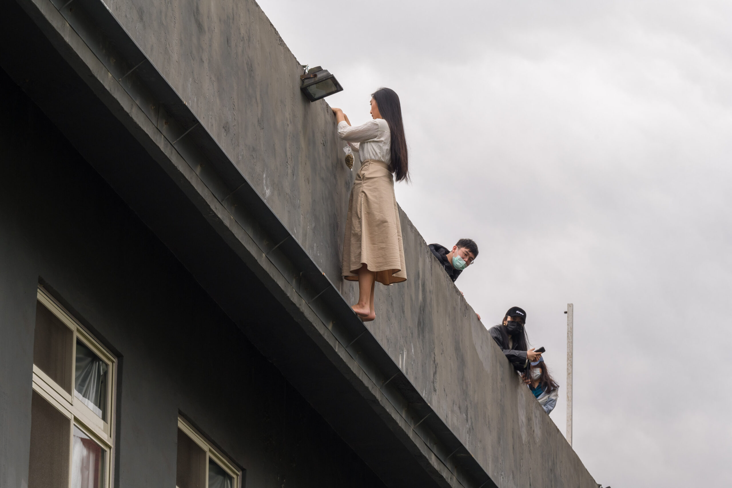 “Beside the Wall 牆邊” from Hsu Yi Ting’s Floating Body, Performance Projects.飄浮身體行為